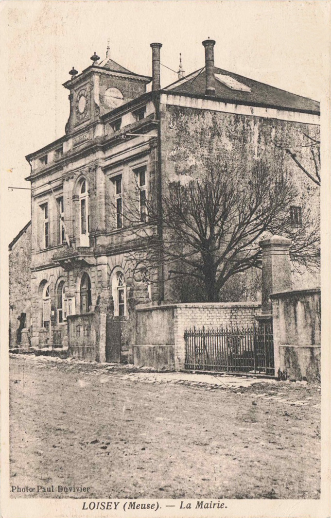 Mairie et monument aux morts en 1930