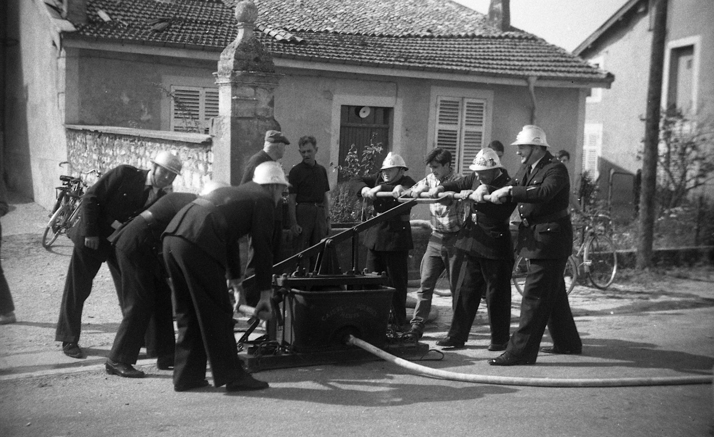 Manoeuvres des pompiers à Loisey dans les années 60