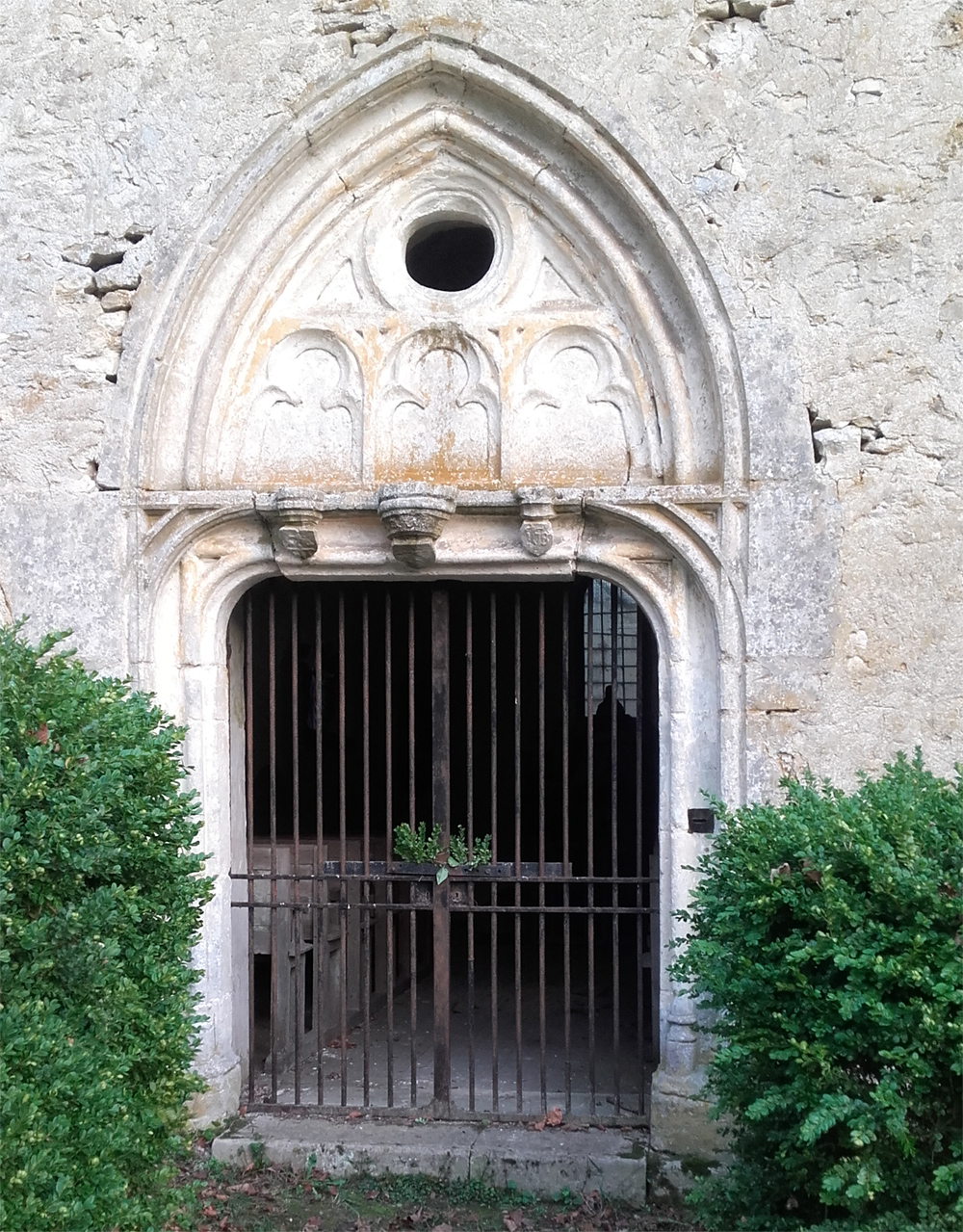 Le portail et la grille d'entrée de la chapelle Sainte-Geneviève