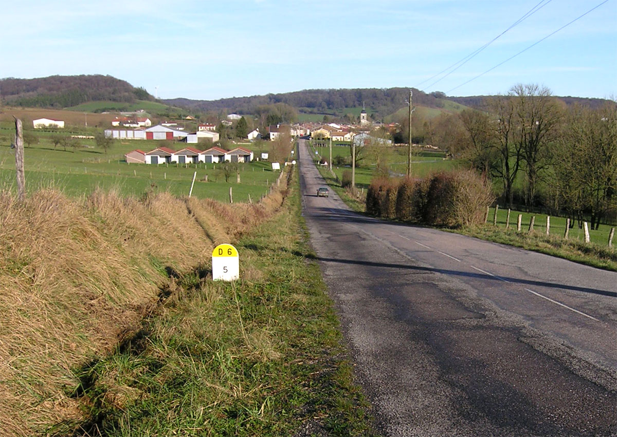 La RD 6, ancienne voie romaine, arrive à Loisey.