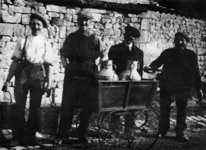 La première tournée de lait de la fromagerie Roustang en 1920