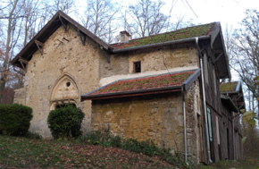 La chapelle et la maison forestière de Sainte-Geneviève.